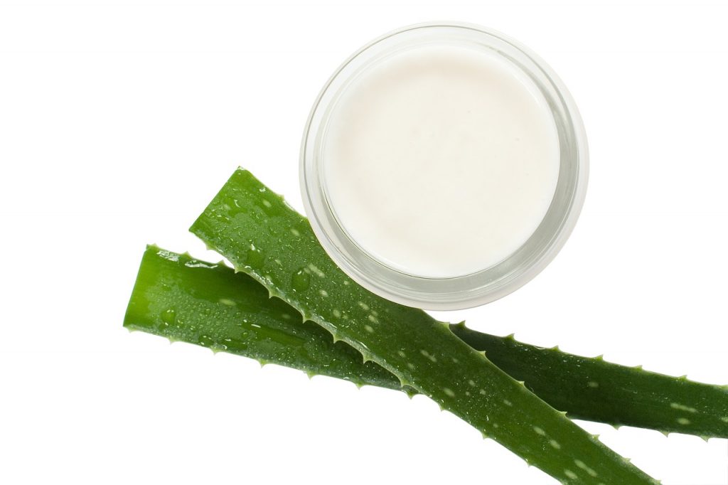 Make aloe vera gel at home and give a natural freshness to your skin. Learn to make homemade aloe vera gel and use with these 10 fresh Aloe Vera  everyday uses. aloe vera + aloe vera juice + aloe vera juice benefits + aloe vera uses #aloevera #aloeverajuice #benefits